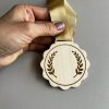 Egyedi gravírozott érem szalaggal (7,5 cm)