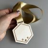 Egyedi gravírozott érem szalaggal (7,5 cm)