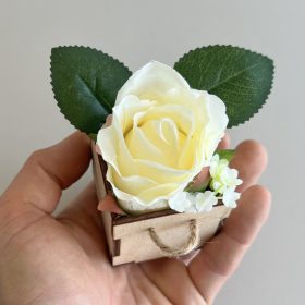   Rózsafejes köszönőajándék fa dobozban – esküvői vendégajándék (5×5×10 cm)