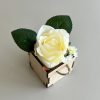 Rózsafejes köszönőajándék fa dobozban – esküvői vendégajándék (5×5×10 cm)
