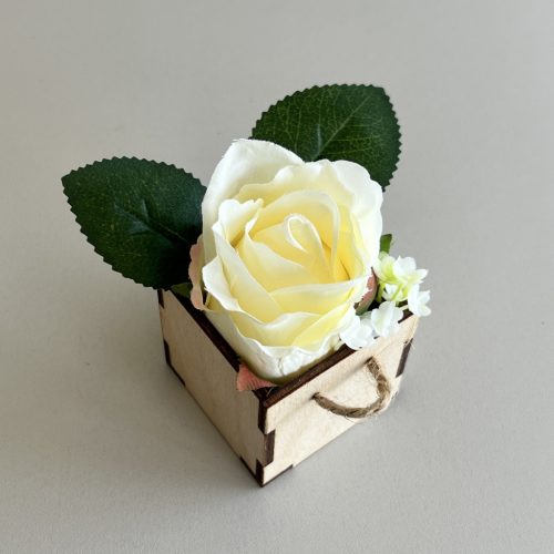 Rózsafejes köszönőajándék fa dobozban – esküvői vendégajándék (5×5×10 cm)