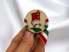 Kézműves huszáros kokárda – Fa Kitűző Nemzeti Színű Szalaggal