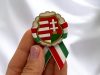 Kézműves Kossuth címeres kokárda – Pecsét alakú fa kitűző nemzeti színű szalaggal